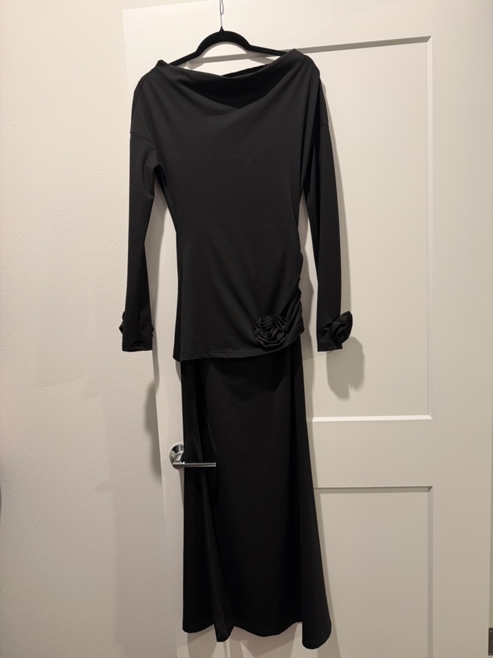Elegant Black Long-Sleeve Women’s Top with Rosette Detail - Picture 5 of 6